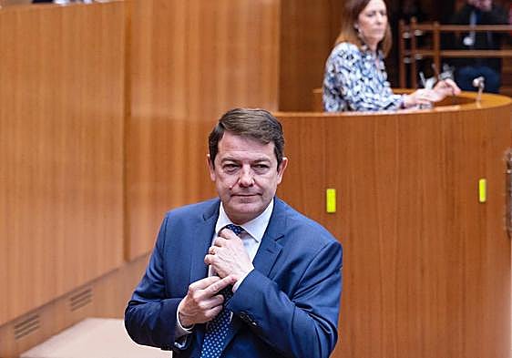 El presidente de Castilla y León, Alfonso Fernández Mañueco, saliendo del pleno de la comunidad haciendo el gesto de la peineta a la bancada socialista.