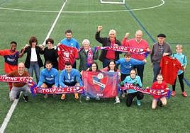 Unión. Jugadores del primer equipo, de otras categorías y socios veteranos caminan juntos hacia el objetivo de la salvación.