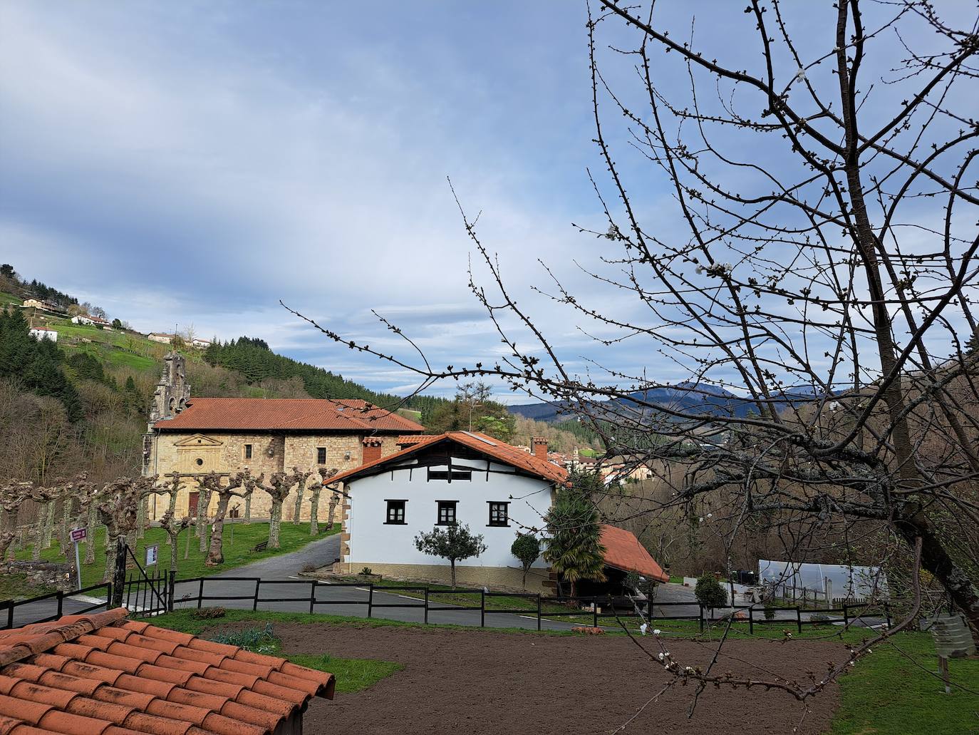 Aitzorrotz, una mole sobre el Alto Deba