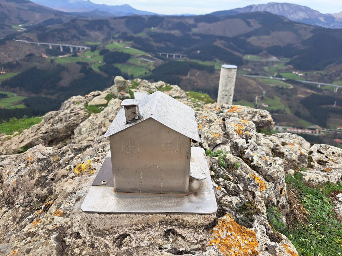 Aitzorrotz, una mole sobre el Alto Deba