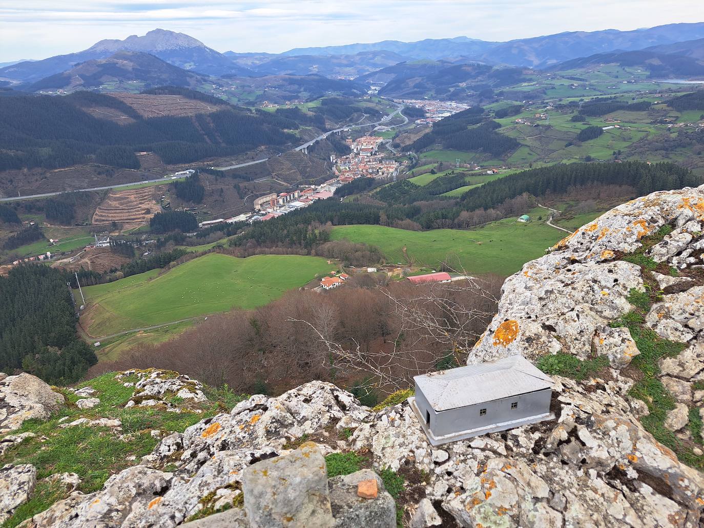 Aitzorrotz, una mole sobre el Alto Deba