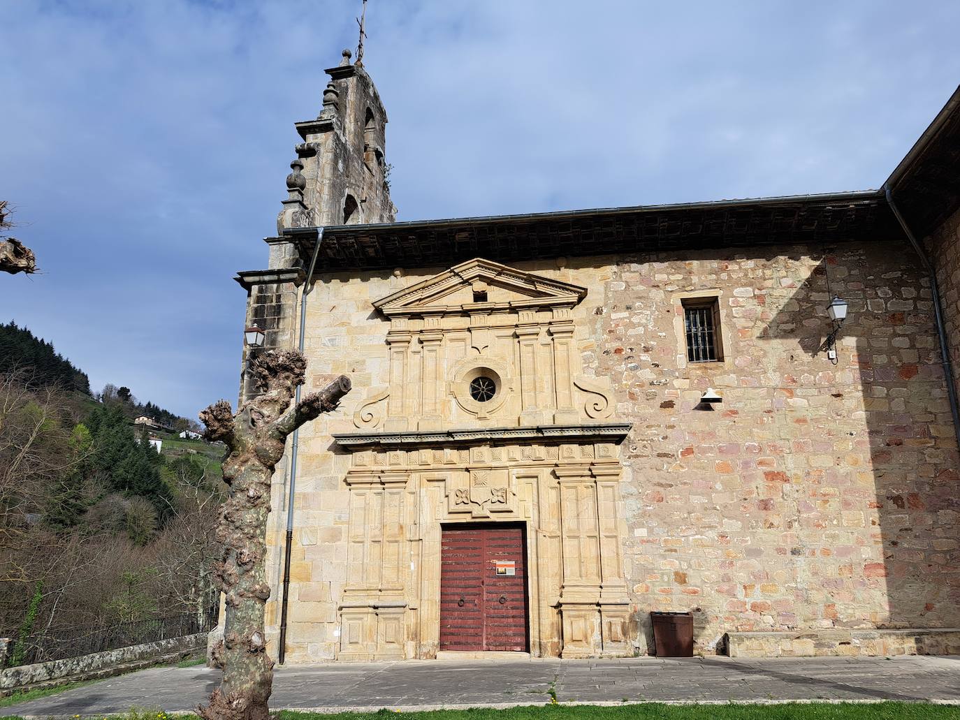 Aitzorrotz, una mole sobre el Alto Deba