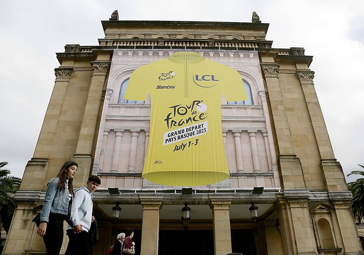Un gran maillot amarillo en el Ayuntamiento anuncia la etapa donostiarra del Tour en julio.