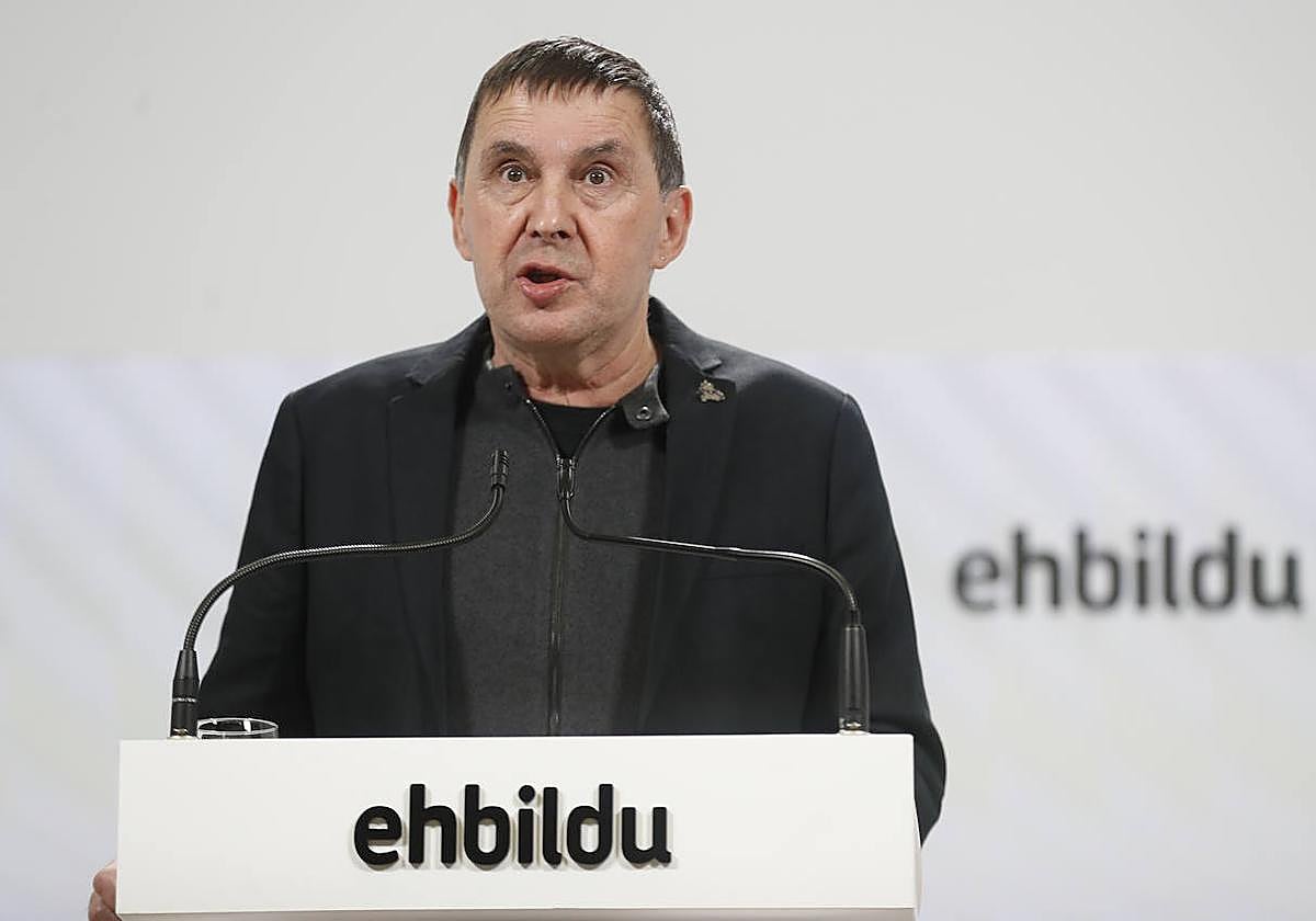 Arnaldo Otegi durante la rueda de prensa de este viernes en San Sebastián.