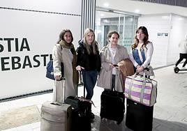 Gloria, Catalina, Andrea y Carmen, en la estación de Donostia