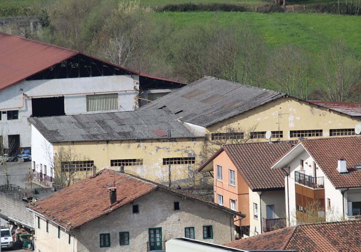 Tejados de amianto en un pabellón de Lazkao.
