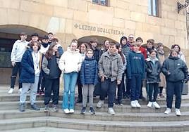 El grupo de alumnos de Lezo Institutua que han visitado el Ayuntamiento, junto con los ediles Joxean Sánchez y Laura Martínez.