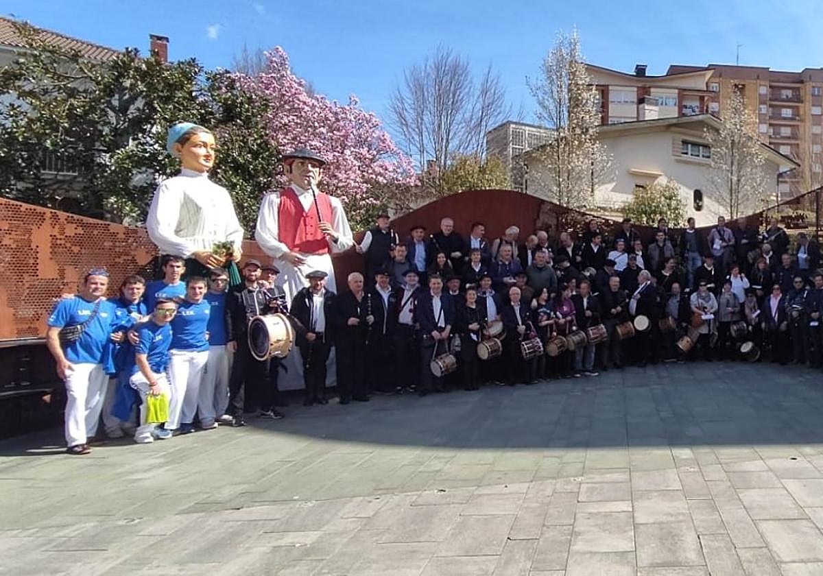 Foto de familia realizada a los txistularis participantes en la jornada de este sábado con los gigantes de Legazpi.