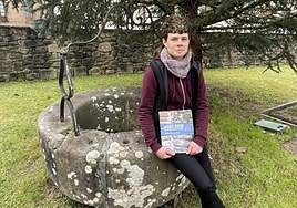 Arantzazu Sagarzazu con el libro que el Ayuntamiento ha publicado tras el trabajo etnográfico 'Erreusak'.