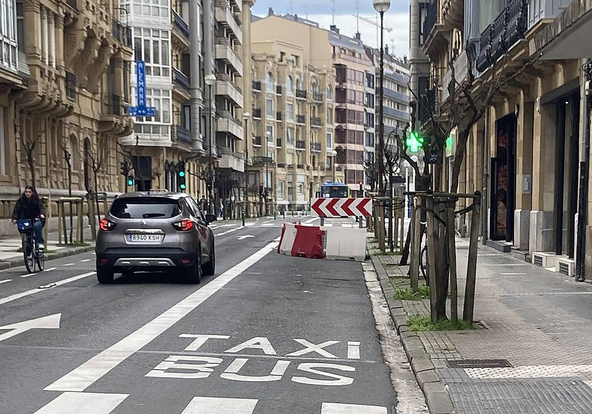 Un lector denuncia que «desde hace más de dos meses hay unas señales en la calle San Martín inutilizando el carril bus, por lo que estos vehículos casi desde dos manzanas antes tienen que invadir el único carril existente para los coches. Y no se ve ninguna intervención ni obrero trabajando en la zona. Una situación inexplicable».