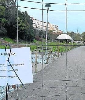 Imagen secundaria 2 - La urbanización de los alrededores del estadio de Anoeta comenzará en junio tras la disputa del Top-14 de rugby francés. El proyecto de Bus Eléctrico Inteligente, ya implantado en Vitoria, se redactará este año. Vallado que anuncia la construcción del 'pump track' en Arrobitxulo.