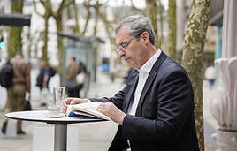 La lectura es una de las aficiones favoritas de Markel Olano.