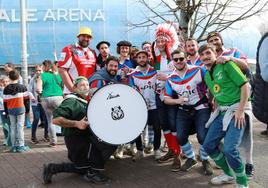 Aficionados del Aviron Bayonnais disfrutan en los aledaños del estadio de Anoeta