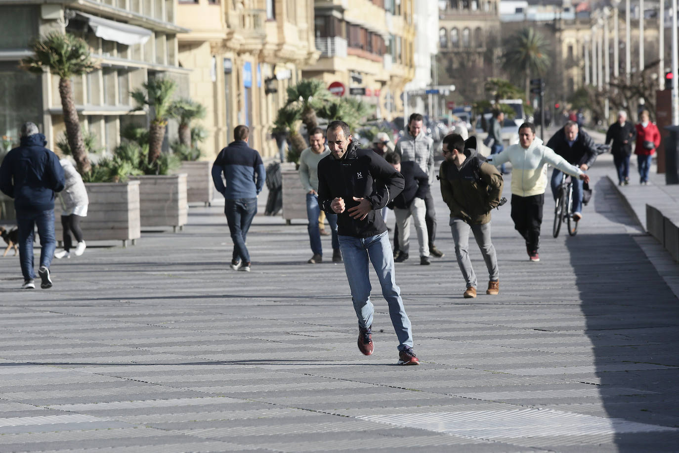 Un domingo de viento y olas en Donostia