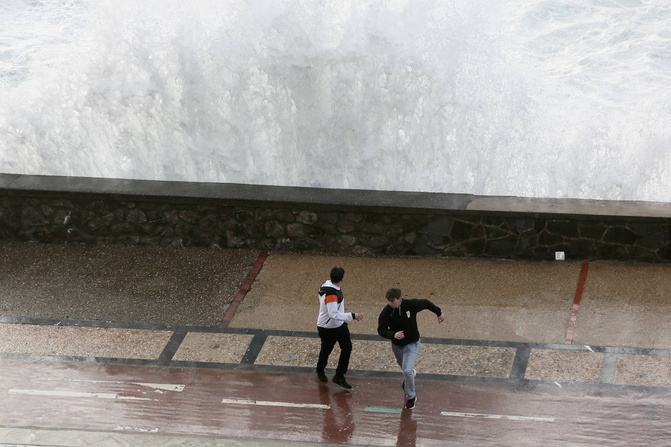 Un domingo de viento y olas en Donostia