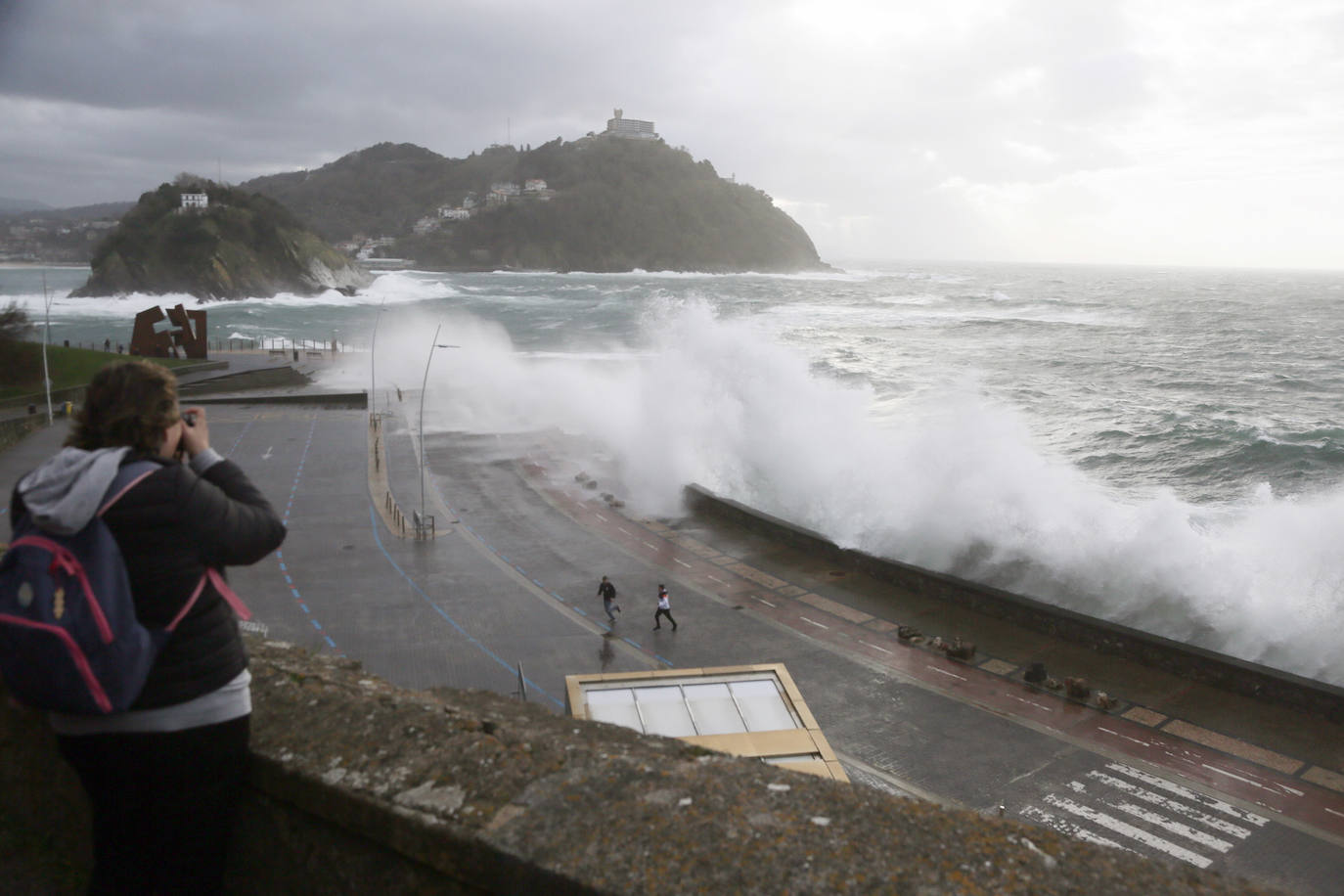 Un domingo de viento y olas en Donostia