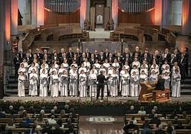 Los orfeonistas se situaron delante del altar de la Sagrada Familia.