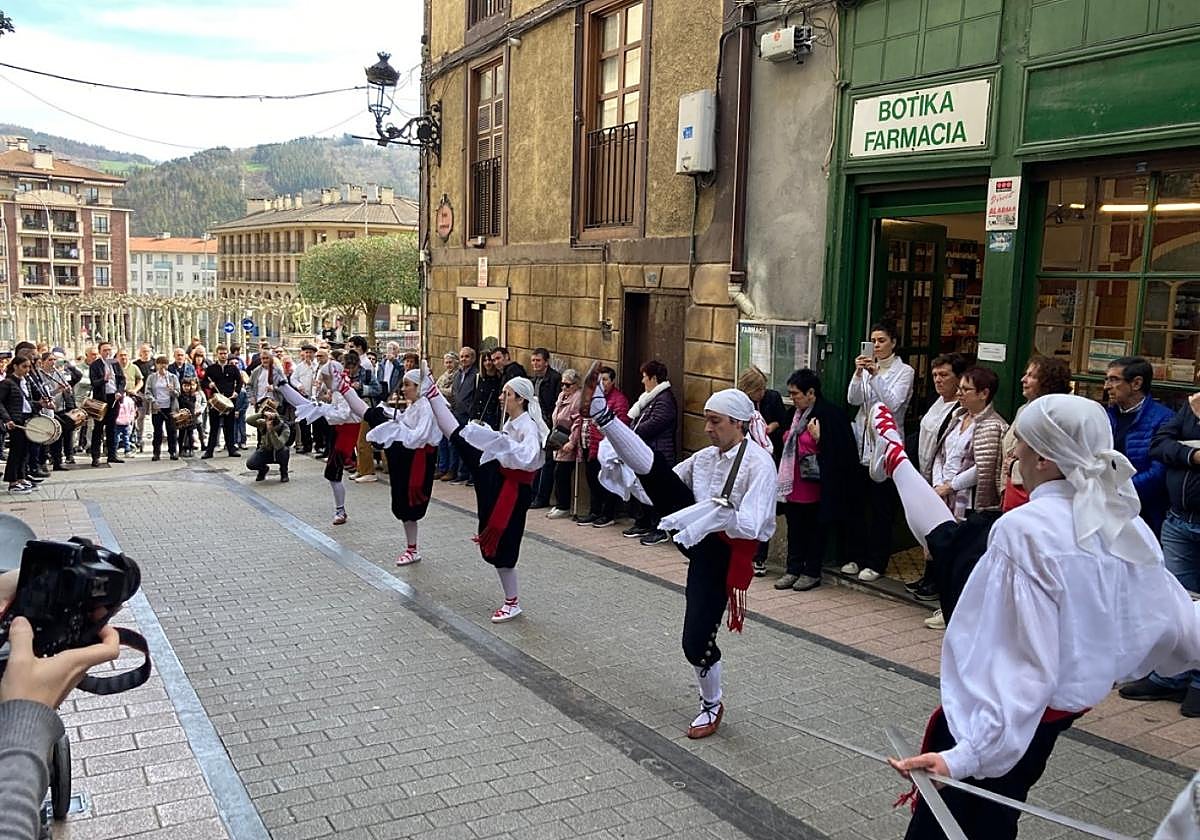 Los ezpatadantzaris de Goizaldi y Amets Bide fueron en procesión hasta el número 27 de la calle Mayor, donde se bailó una ezpatadantza.
