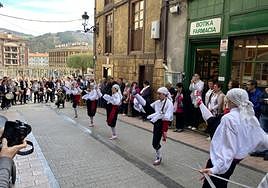 Los ezpatadantzaris de Goizaldi y Amets Bide fueron en procesión hasta el número 27 de la calle Mayor, donde se bailó una ezpatadantza.