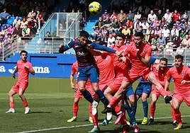 Peru Nolaskoain intenta el remate de cabeza tras salida botarse un saque de esquina rodeado de jugadores del Andorra este domingo en Ipurua..