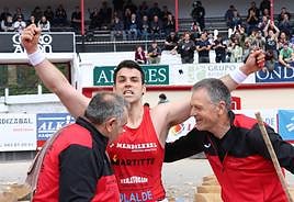 El beizamarra Eneko Otaño levanta los brazos tras imponerse en la apuesta de este domingo a Ugaitz Mugertza en la plaza de toros de Azpeitia.