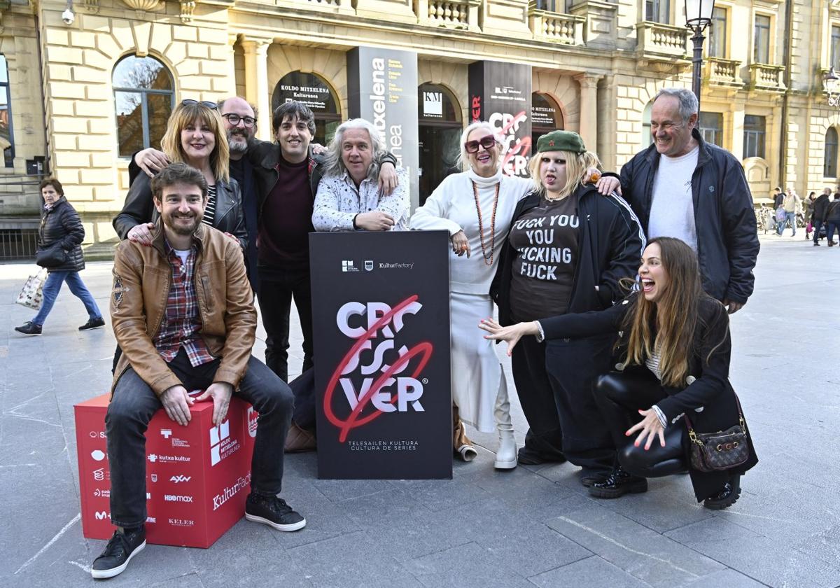 Gorka Otxoa, Maribel Salas, Borja Cobeaga, Diego San José, Oscar Terol, Mariola Cubells, Esty Quesada, Santi Ugalde y Nerea Garmendia, ante el Koldo Mitxelena.