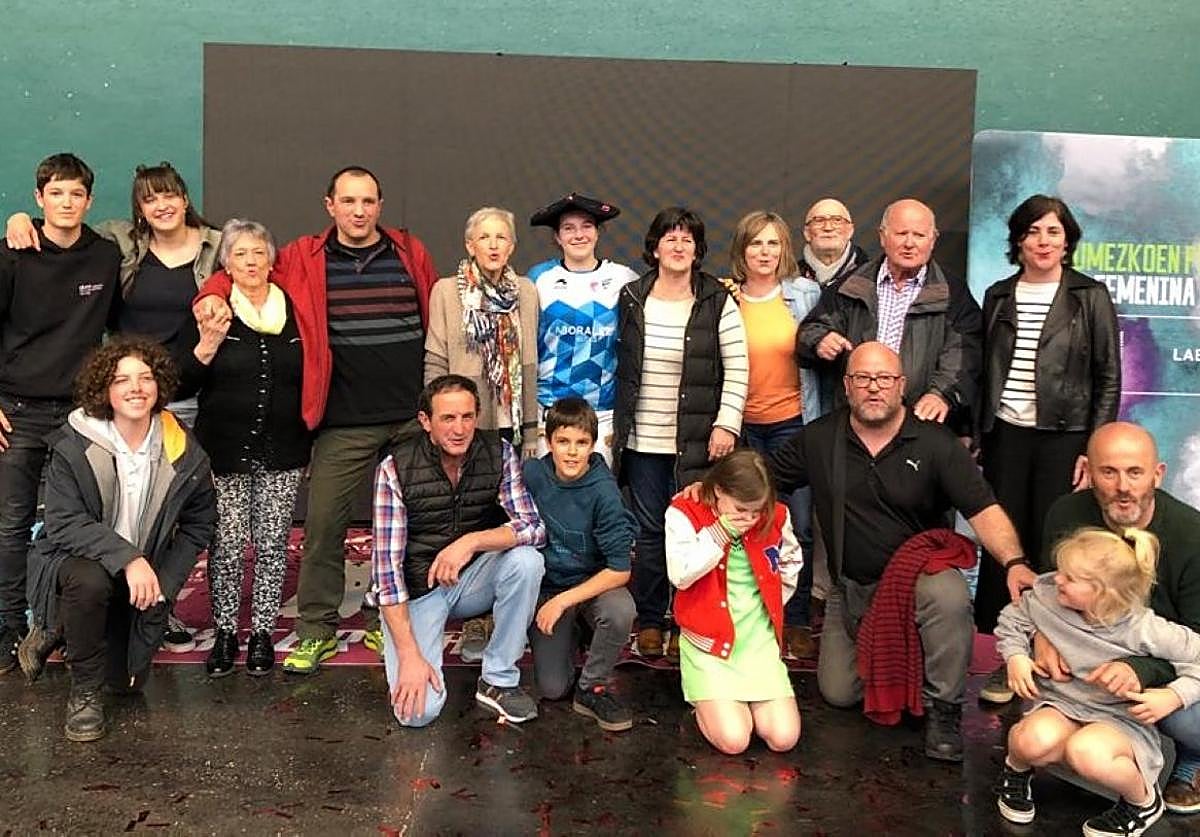 Uxue Oses Egaña conquistó el domingo su primer gran título élite y estuvo muy bien acompañada en las gradas. En la imagen con su orgullosa familia.