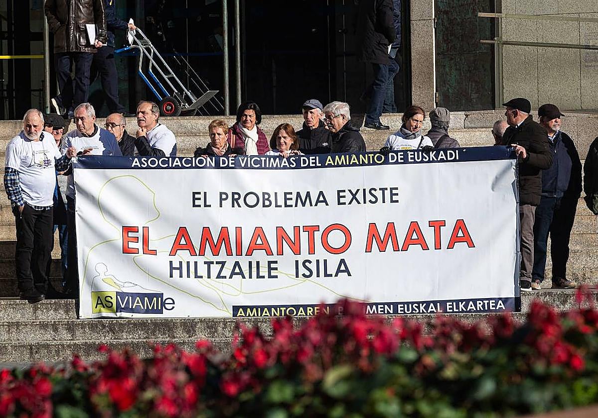 La asociación de víctimas del amianto de Euskadi en una concentración el mes pasado.