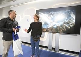 El concejal Ibabe y el alpinista Castiñeyra este lunes en el consistorio donostiarra.