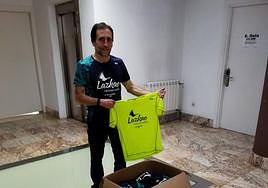 Félix Alonso antes de partir a Rwanda con las camisetas.