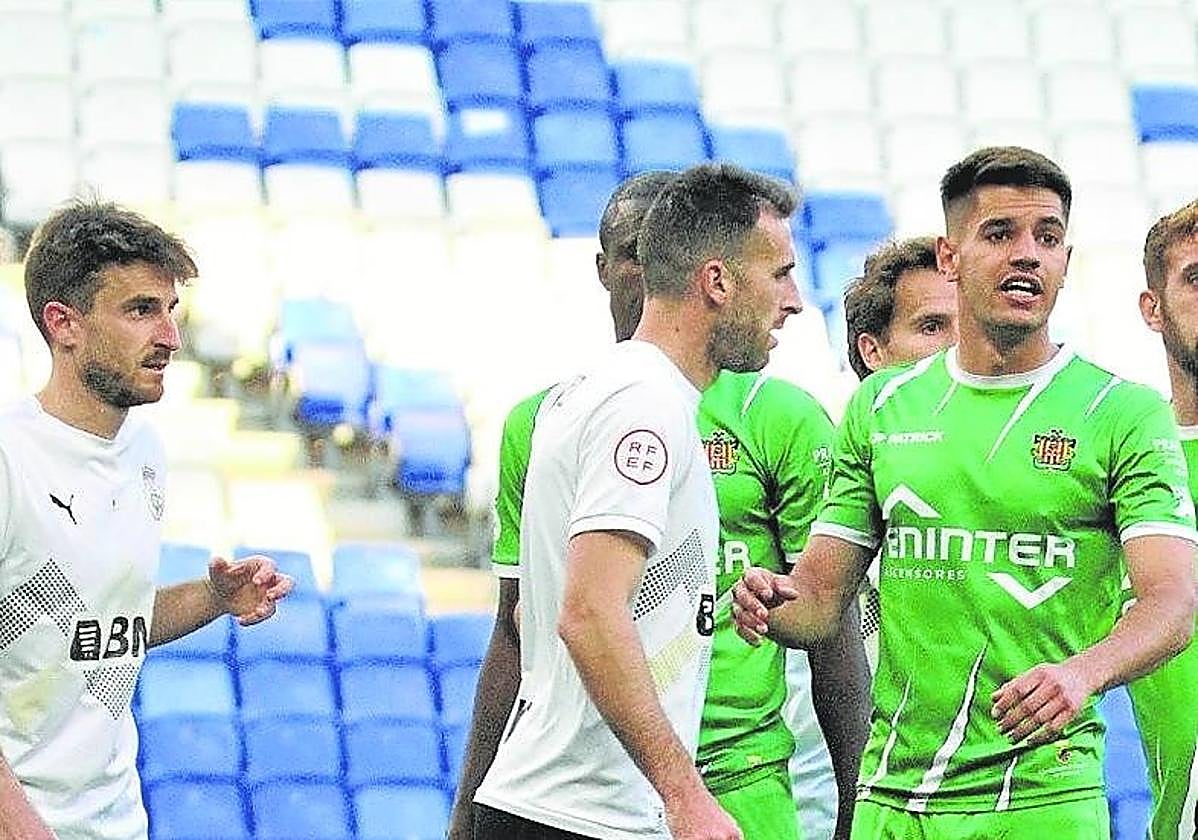 Iván Pérez y Rivero vigilan sus marcas en un córner