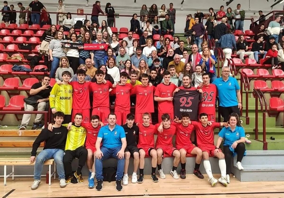 Los juveniles contaron con el apoyo de su afición en Zarautz.