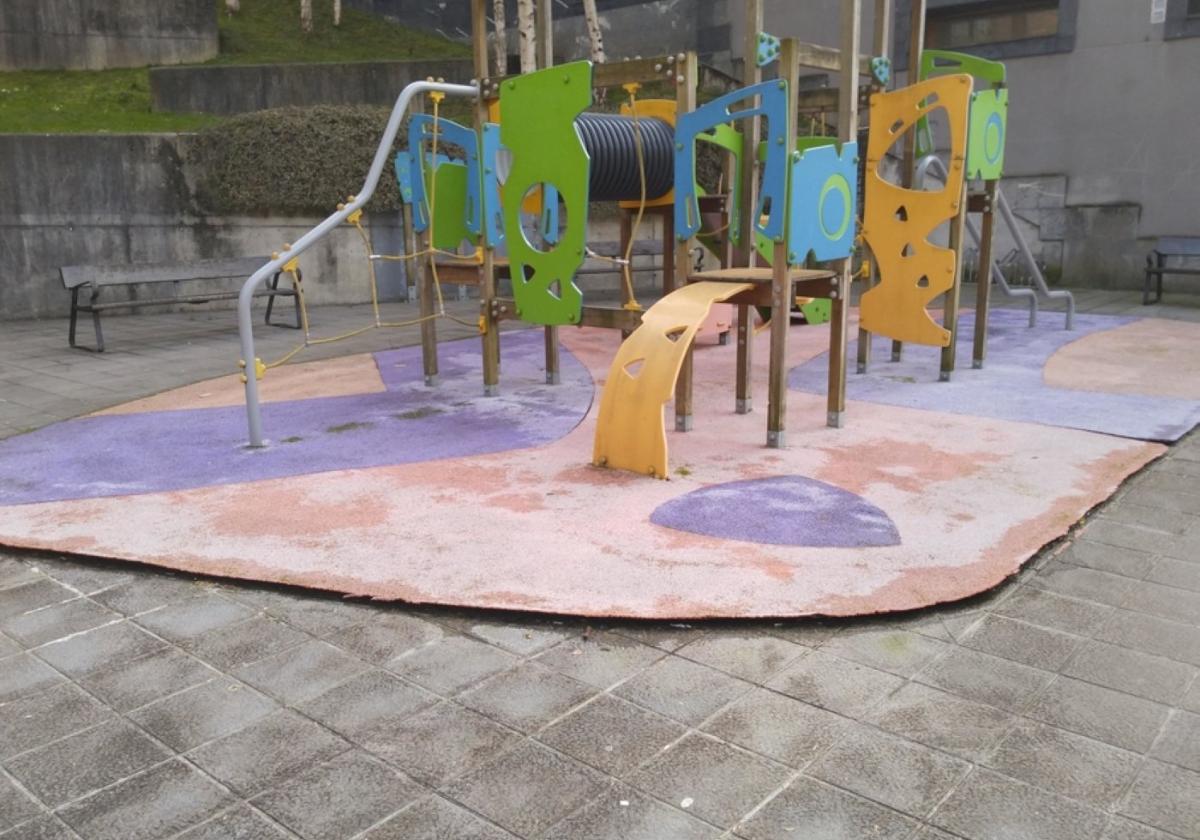 Un nuevo suelo de caucho para dos parques