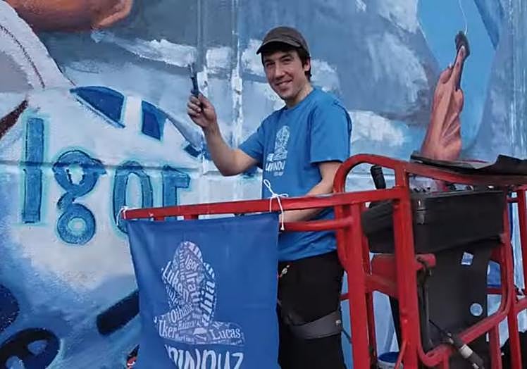 Iñigo Borda amaitzear duen azken horma irudian.