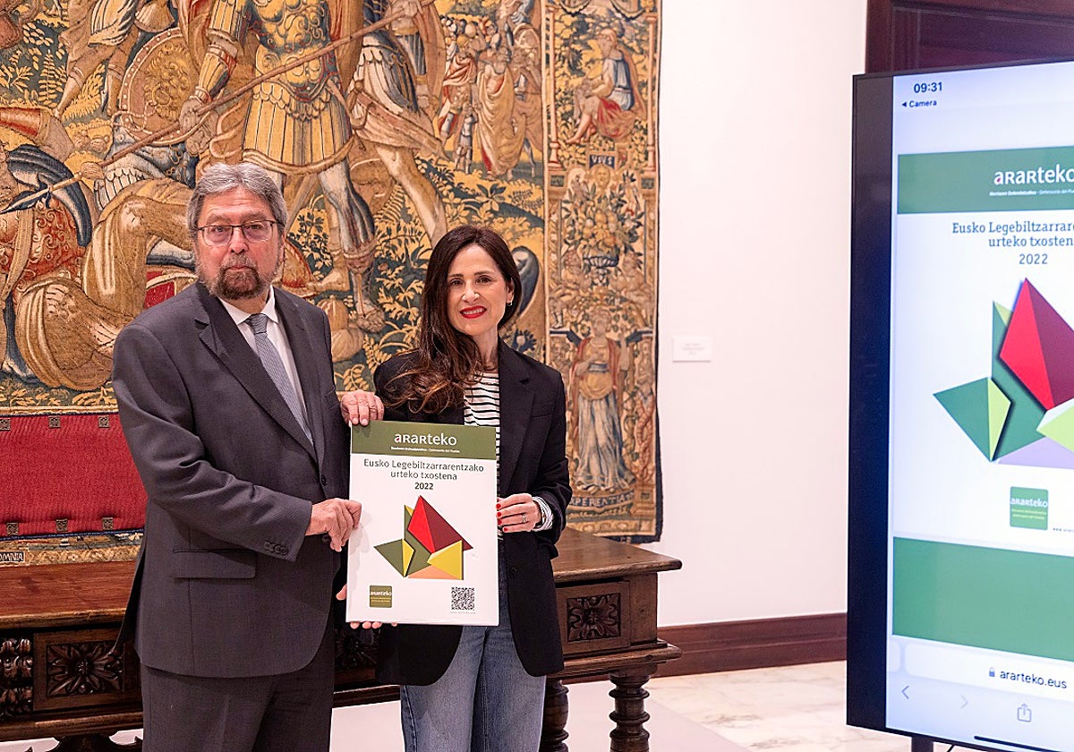 Manu Lezertua le entrega a Bakartxo Tejeria el informe anual del Ararteko.