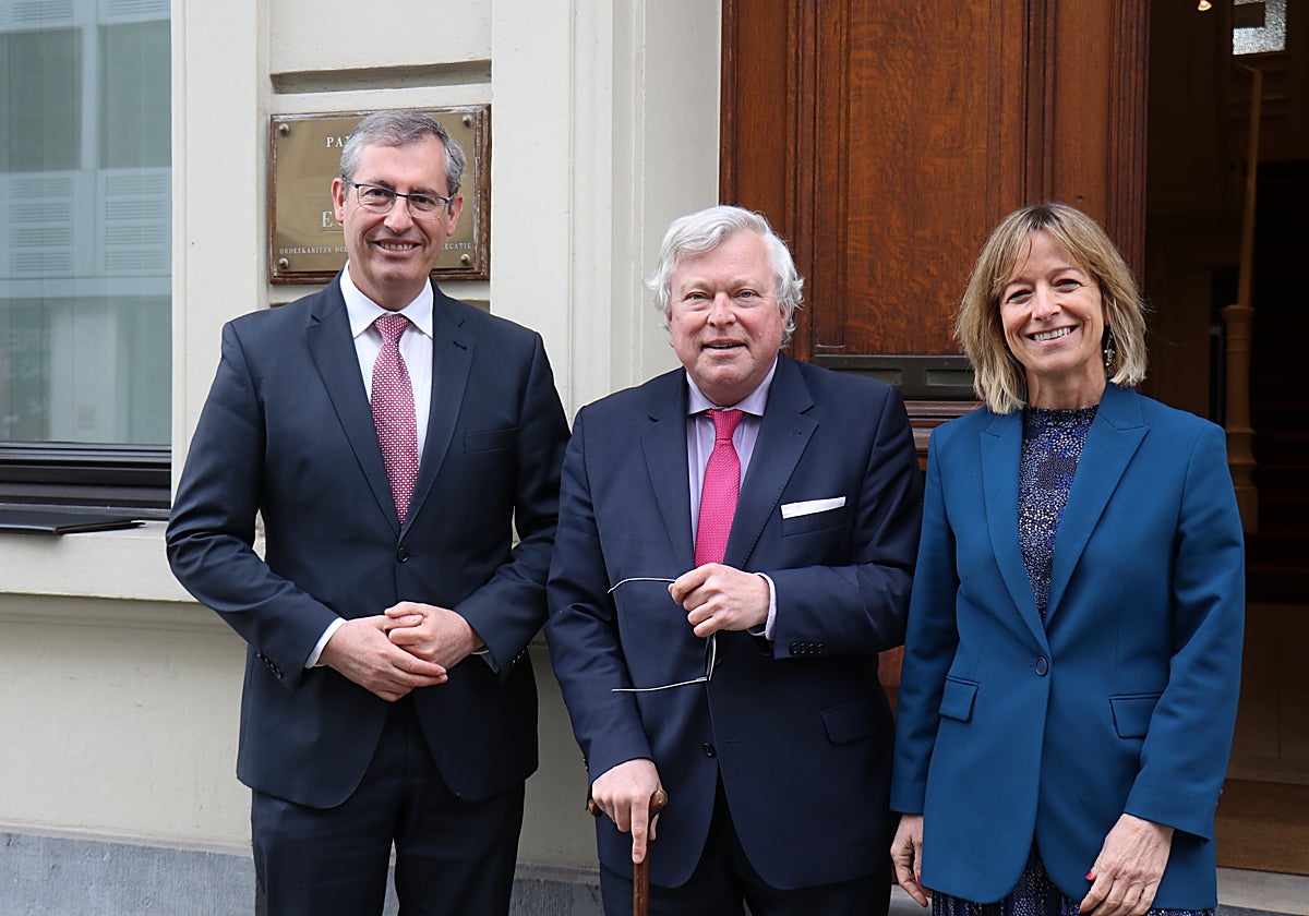 Markel Olano, el profesor de la Universidad de Lovaina Geert Bouckaert y Eider Mendoza