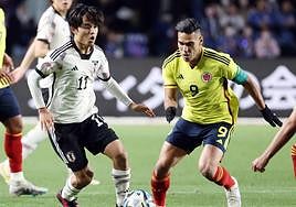 Kubo protege el balón ante Falcao, en el encuentro que ha tenido lugar esta mañana en Osaka.