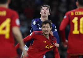 Oyarzabal trata de zafarse de Hickey, que le agarró y acosó durante gran parte del partido ayer en Glasgow.