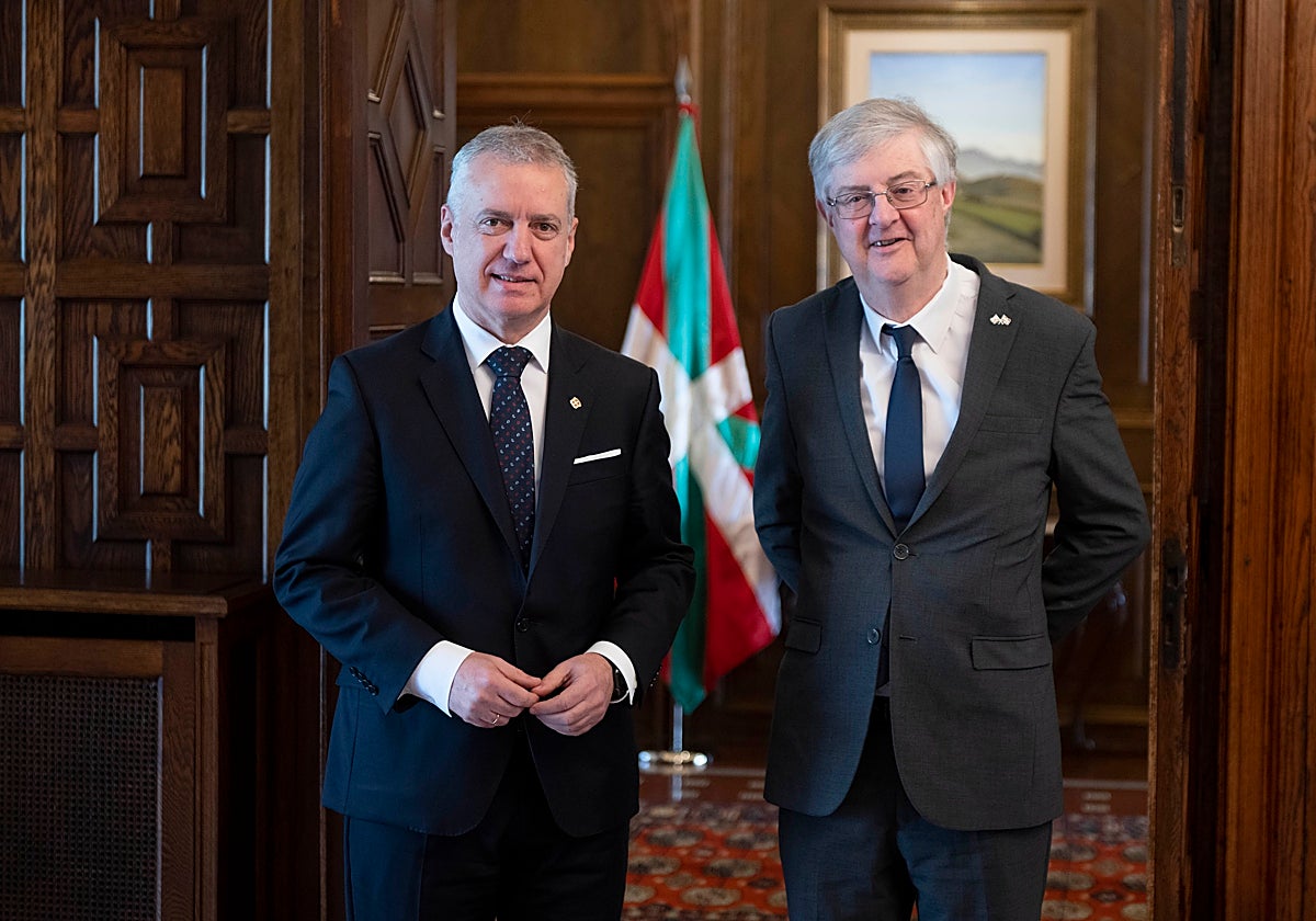 Iñigo Urkullu y Mark Drakeford, en Ajuria Enea, donde han mantenido un encuentro este miércoles.