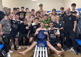 De este modo festejaron los juveniles el Campeonato de Euskadi en el vestuario.