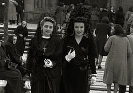 Dos bellas con mantillas saliendo del Buen Pastor en una Semana Santa posterior, la de 1942.