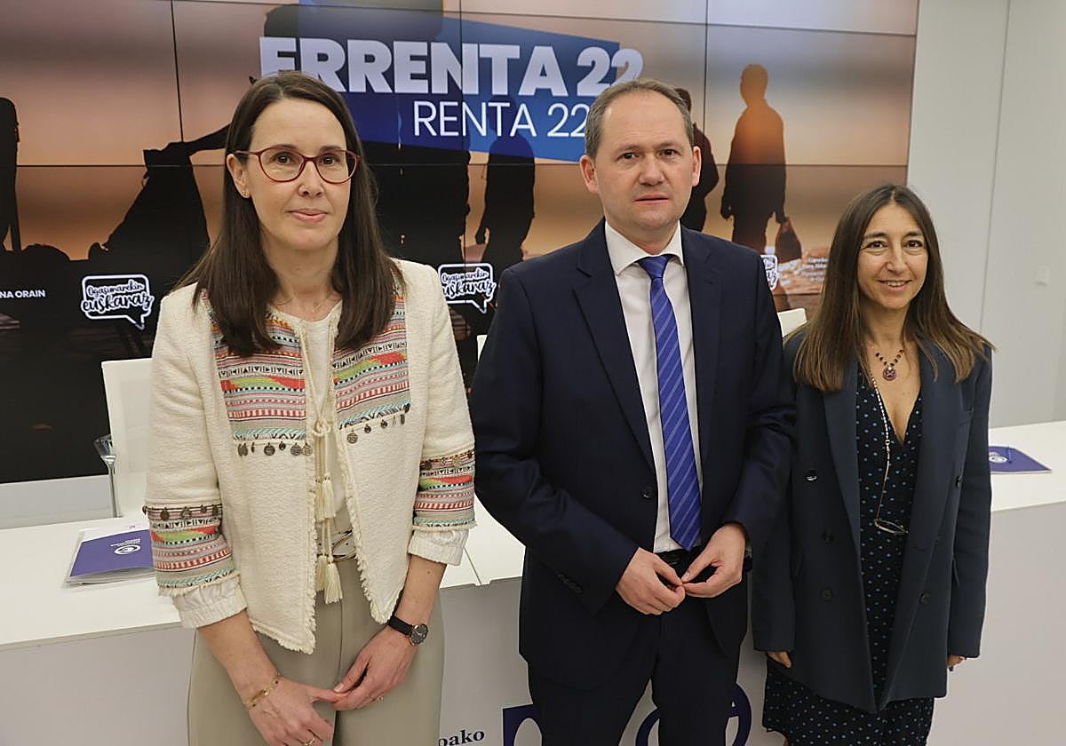 La directora de Hacienda, Irune Yarza, junto al diputado de Hacienda, Jokin Perona, y la subdirectora, Yolanda Domínguez.