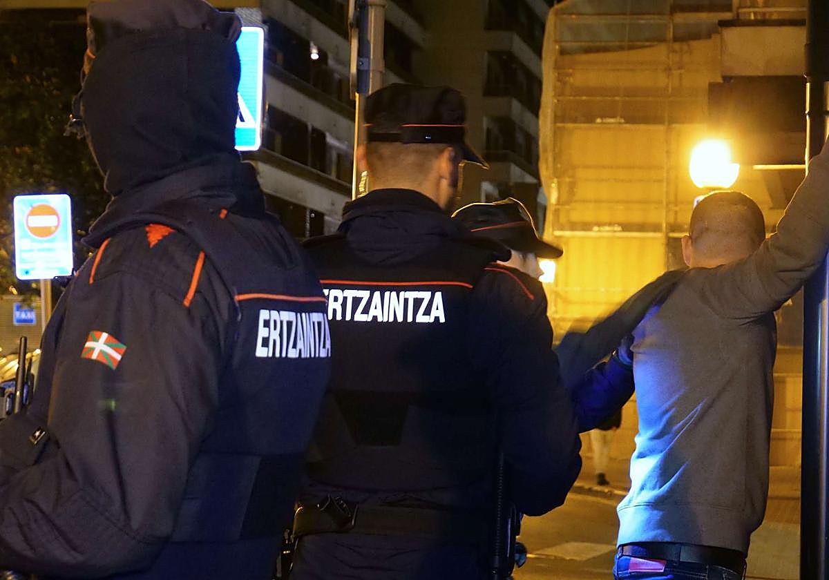Imagen de archivo de una detención de la Ertzaintza.