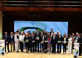 Remiro, en la última fila, junto a autoridades y galardonados.