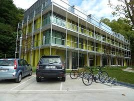 Exterior del albergue de Uba en el parque de Ametzagaina.