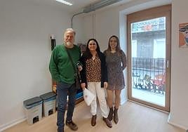 Gurrutxaga, Castillo y Bellorin, en la sede de SOS Racismo.