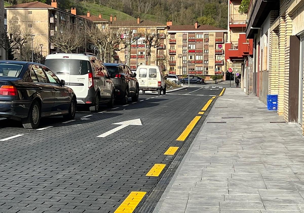 El asfalto impreso mejora las condiciones de seguridad vial y accesibilidad de los peatones que transiten la zona.