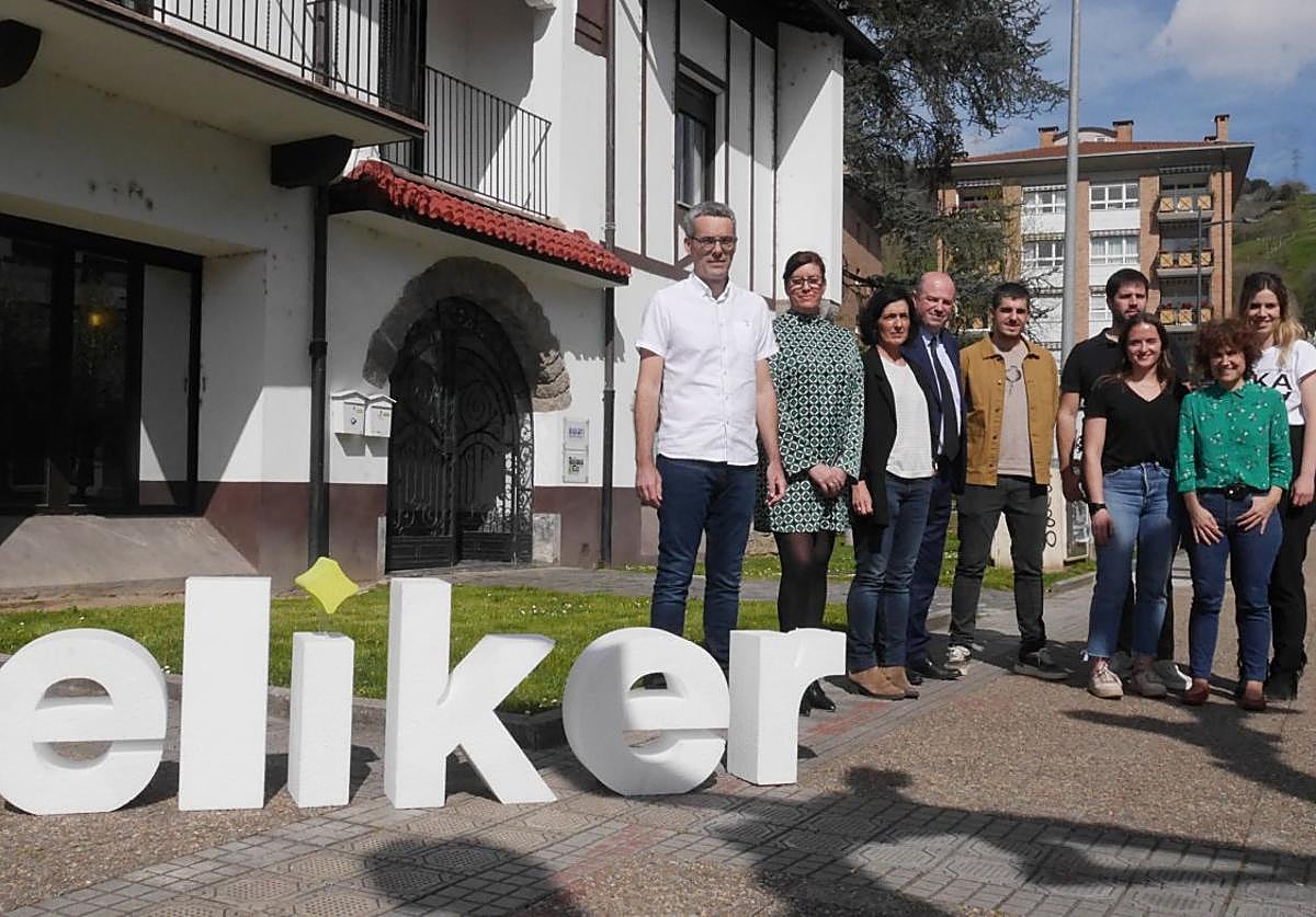 Representantes institucionales y municipales junto a agentes participantes en los proyectos, este jueves.