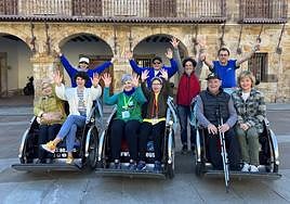 Los voluntarios de 'Bizikletaz Adinik Ez' junto a representantes del Ayuntamiento y componentes de LegazTipiTapa, este jueves por la mañana.