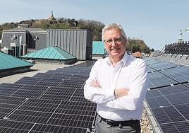 José Ignacio Asensio, en la azotea del Palacio de la Diputación Foral de Gipuzkoa, donde hay instaladas unas placas solares.